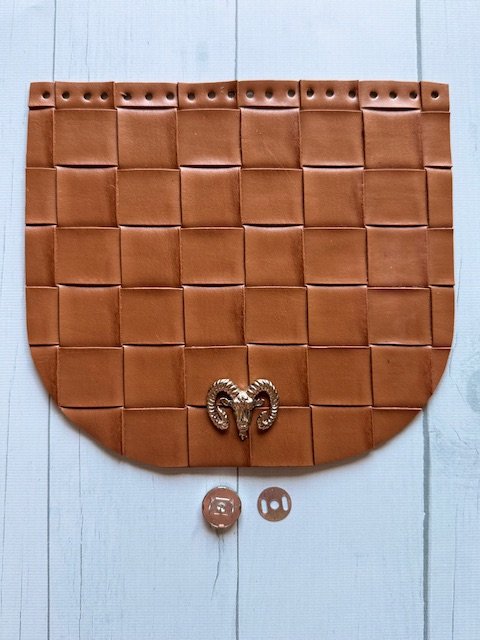 Tapa Gucci - color habano en relieve