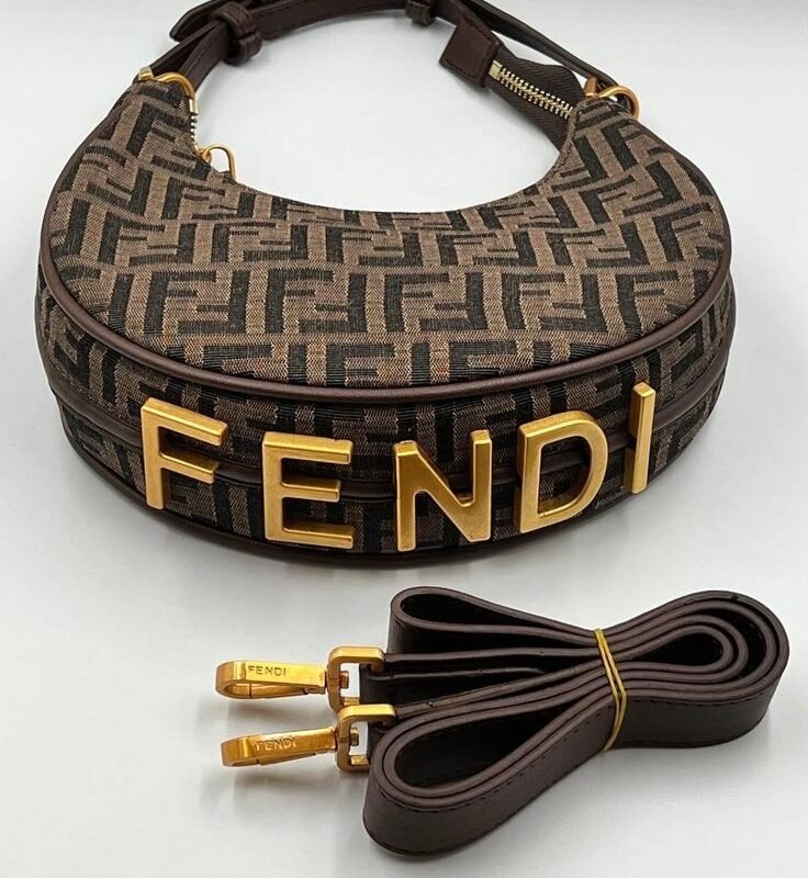 Bandolera baguette Fendi letras