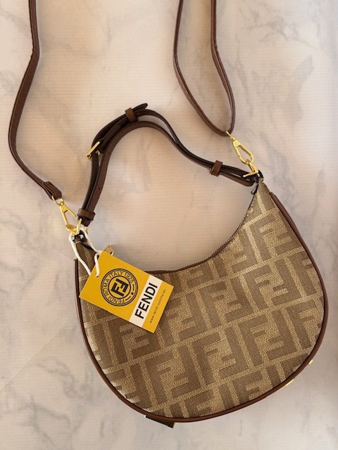Bandolera baguette Fendi letras