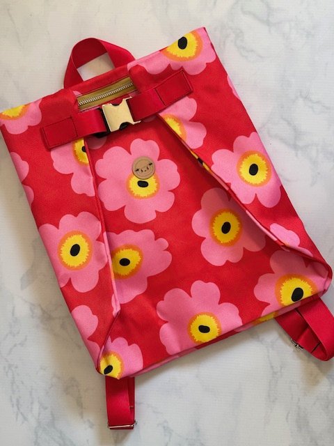 Mochila Porta-proyecto - Flores rosa con fondo rojo