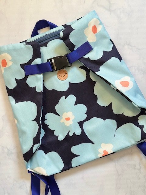 Mochila Porta-proyecto - Flores celeste con fondo azul