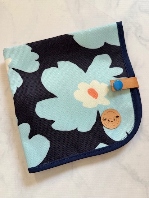 Porta-agujas - Flores azul y celeste