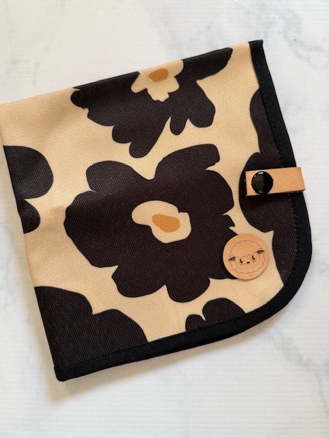 Porta-agujas - Flores beige y negro