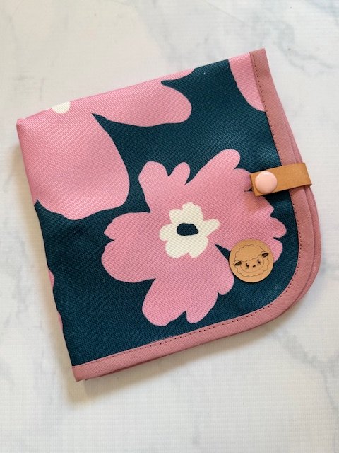 Porta-agujas - Flores azul y rosa