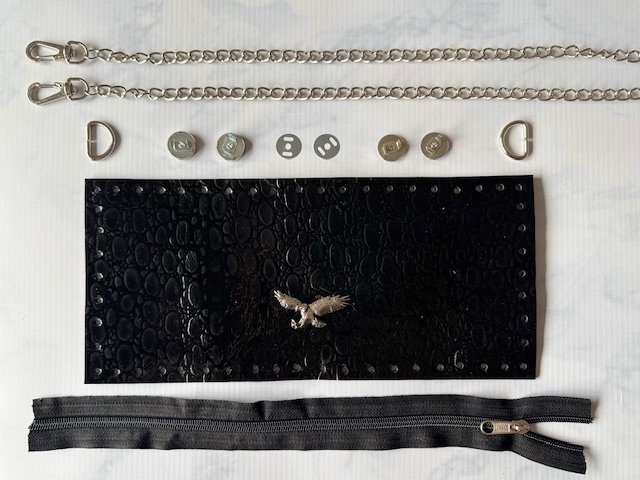 Bandolera Voltaire - cuero negro graneado charol