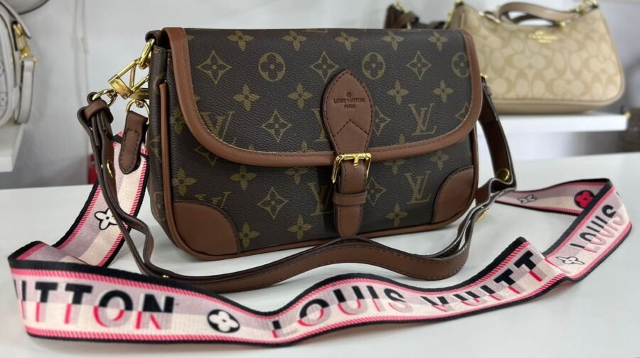 Bandolera LV con ribetes en marrón