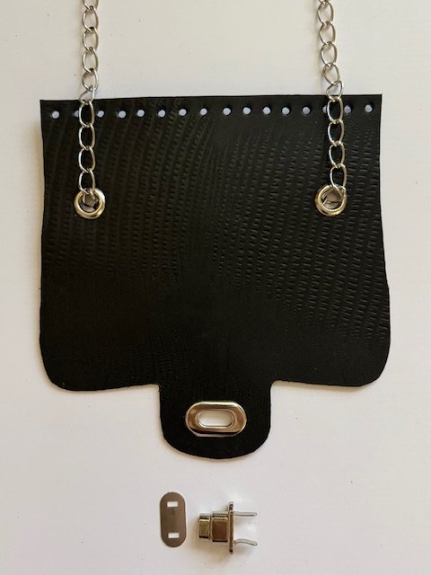 Bandolera Chanel - color negro labrado