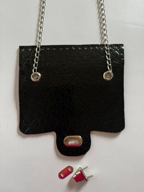 Bandolera Chanel - color negro charol graneado