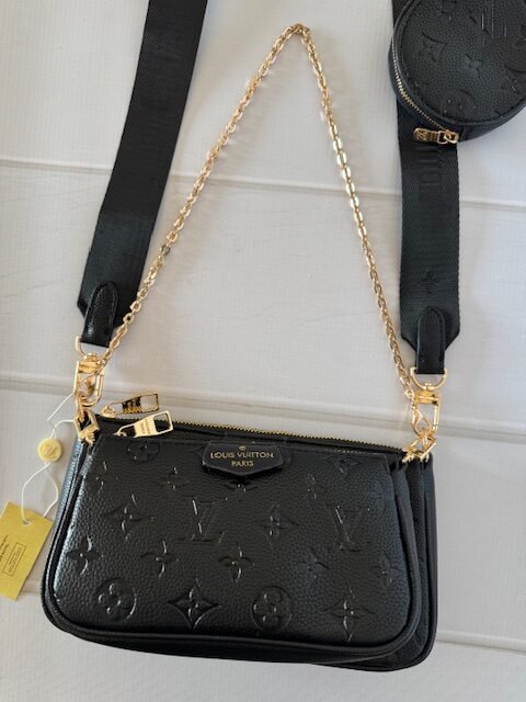 Bandolera multipochete LV negra con relieve